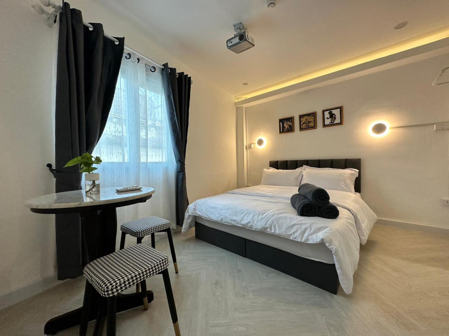 The White Den Sukhumvit 44 Hostel Bangkok Exterior photo
