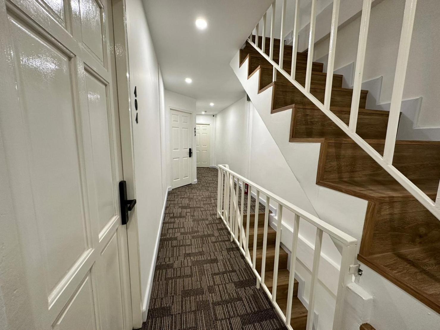 The White Den Sukhumvit 44 Hostel Bangkok Exterior photo